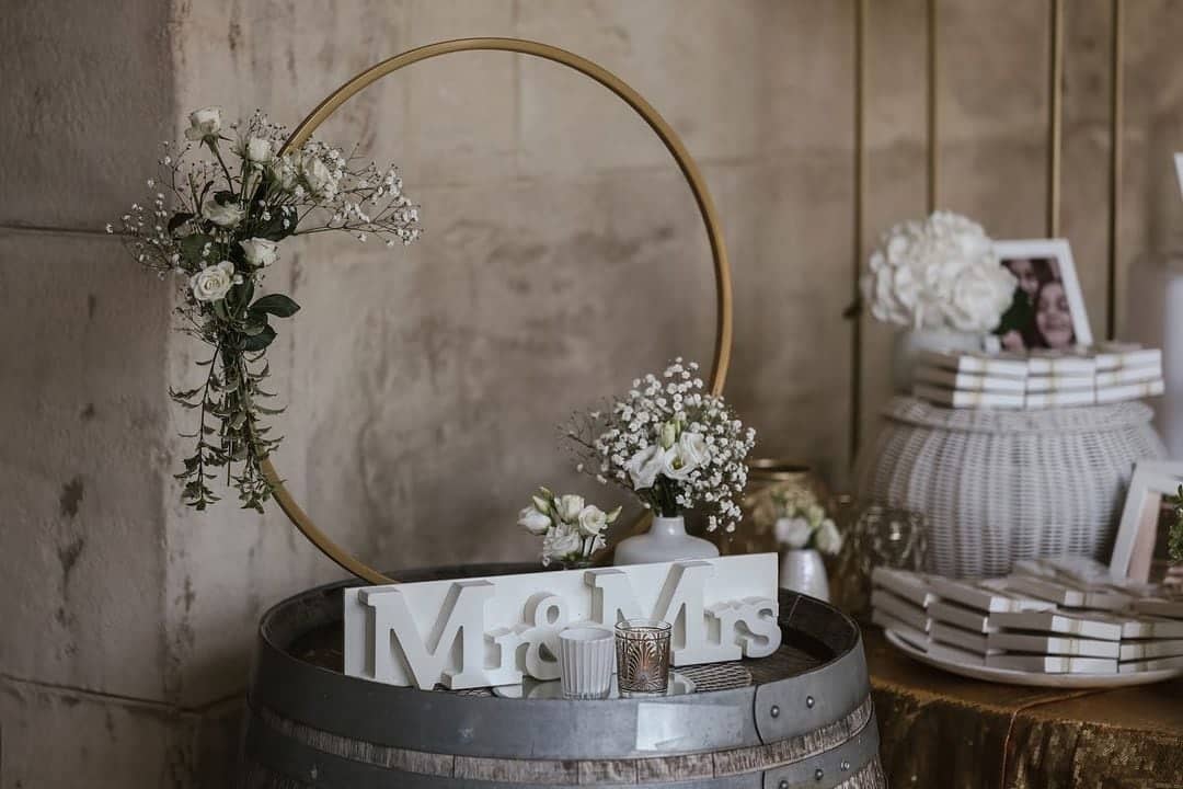 Décor Mr & Mrs avec anneau doré et fleurs blanches