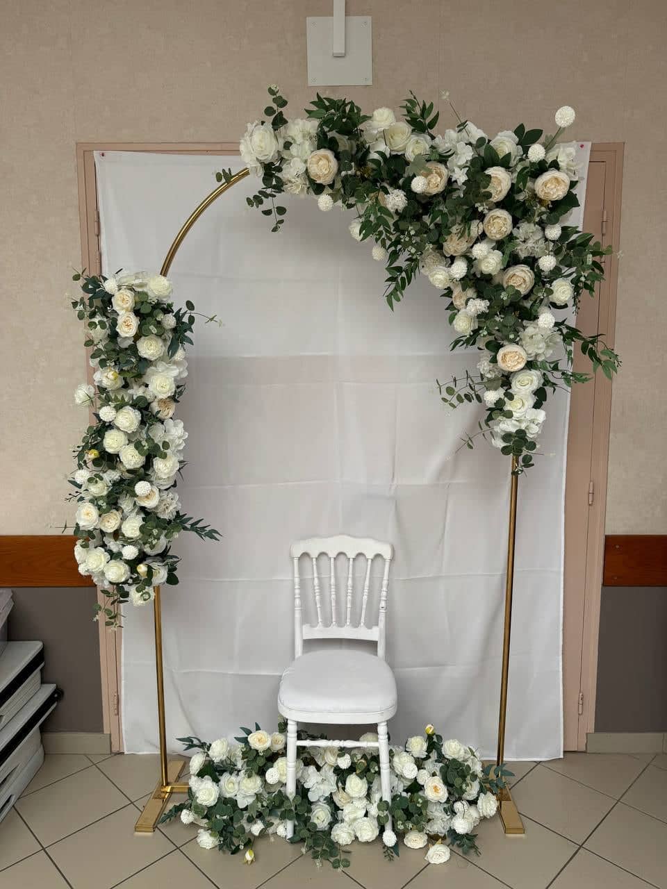 Arche fleurie et chaise Napoléon blanche