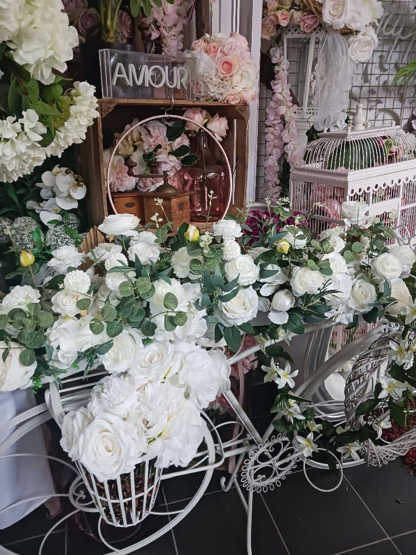 Chemin de table fleuri et vélo décoratif