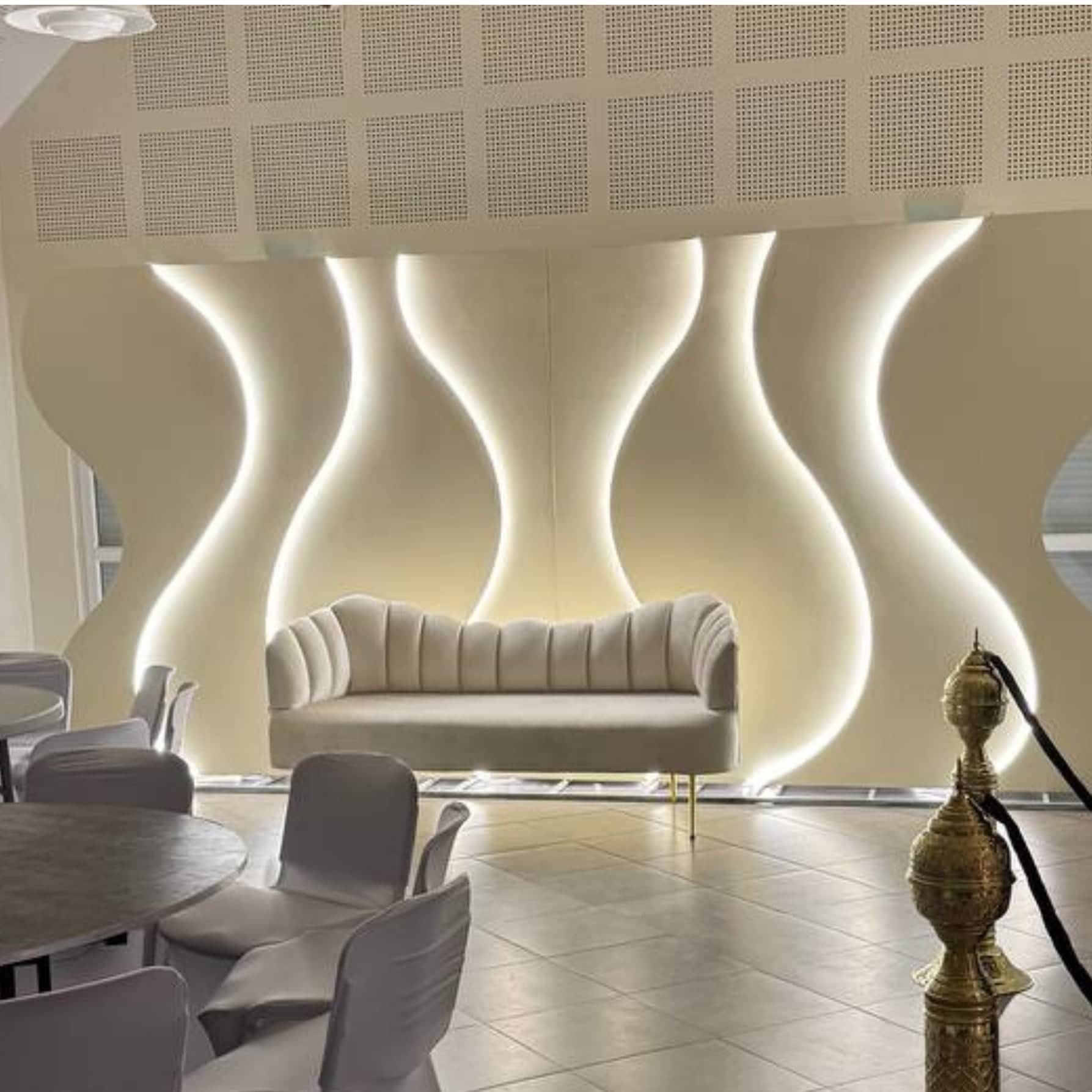 Mur lumineux ondulé et canapé des mariés